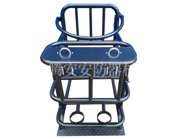 犯人上審訊椅為何需要光腳嗎？